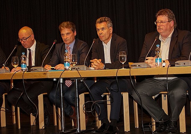 Prominent besetztes Podium: Gesprächsleiter Thomas Kübler unterhält sich mit Isaac Reber, Alexander Imhof, Lucas Richterich, Josef Zindel und Stefan Marbach (v.l.). Foto: Martin Staub