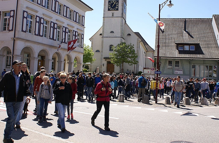 Start zur Wanderung: Banntags-Enthusiasten auf dem Dorfplatz. Fotos: Jürg Jeanloz Start zur Wanderung: Banntags-Enthusiasten auf dem Dorfplatz. Fotos: Jürg Jeanloz