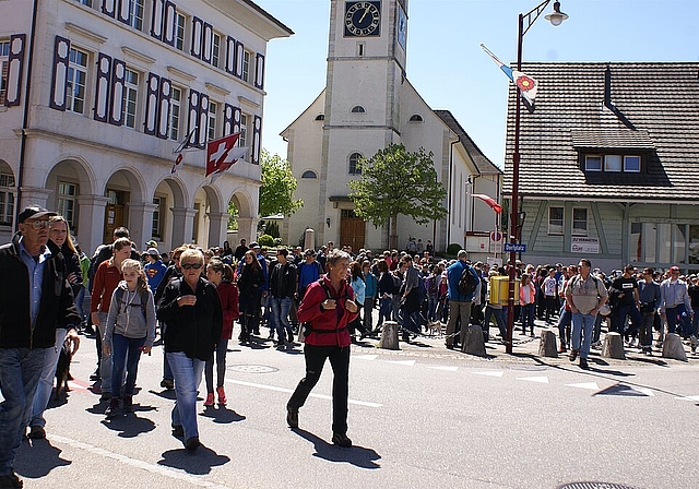 Start zur Wanderung: Banntags-Enthusiasten auf dem Dorfplatz. Fotos: Jürg Jeanloz