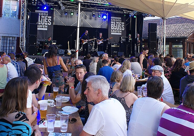 Tolle Stimmung: Gäste auf dem Laufner Helye-Platz. Fotos: Jürg Jeanloz