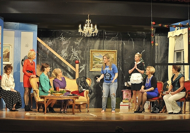 Jede könnte es gewesen sein: Die acht Frauen im gleichnamigen Stück der Theatergruppe Hochwald.  Foto: ZVG
