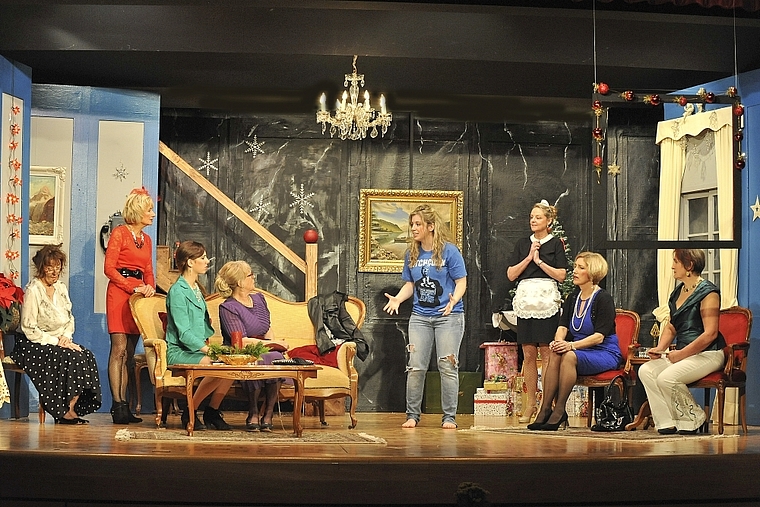 Jede könnte es gewesen sein: Die acht Frauen im gleichnamigen Stück der Theatergruppe Hochwald. Foto: ZVG