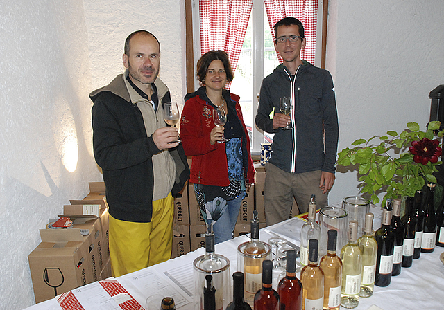 Die Winzer und ihr Produkt (v. l.): Michael Huber, Cécile Bühlmann und Thomas Löliger. Foto: Thomas Brunnschweiler