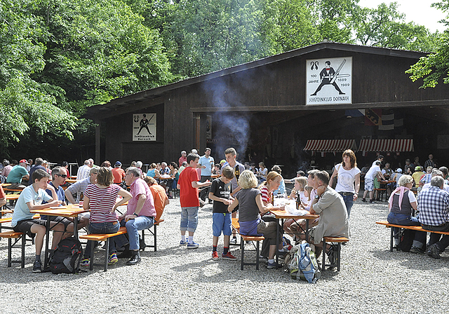 Gemütliche Festwirtschaft: Nach der Wanderung genossen die Banntägler das Zusammensein auf dem Schlosshof.