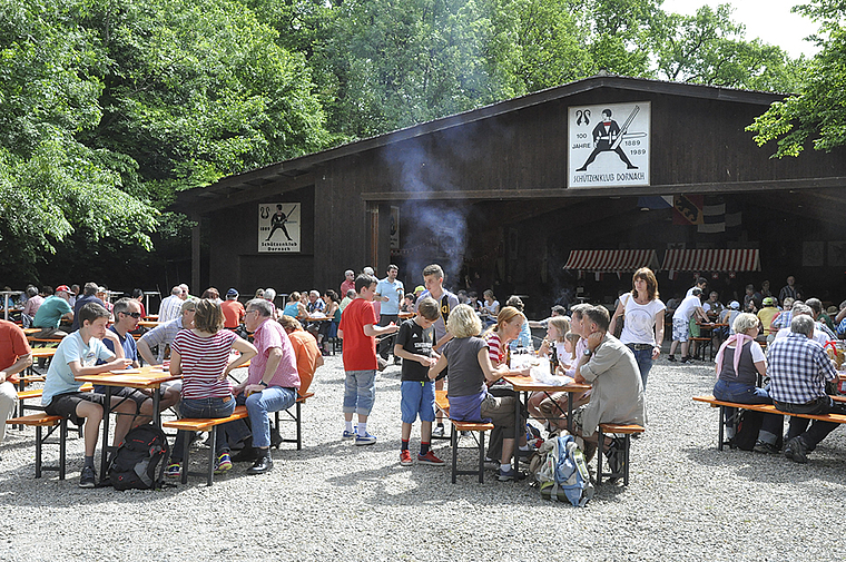 Gemütliche Festwirtschaft: Nach der Wanderung genossen die Banntägler das Zusammensein auf dem Schlosshof.