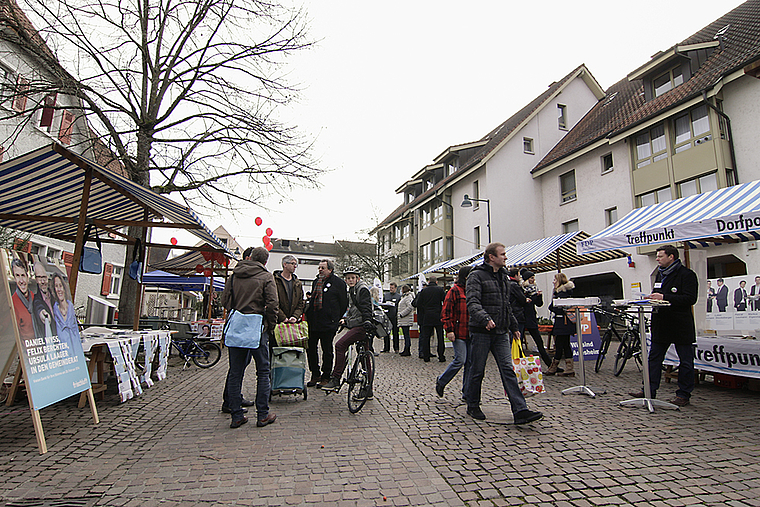 Politmärt: Am vergangenen Samstag machten die Arlesheimer Parteien beim Postplatz Werbung für ihre Kandidatinnen und Kandidaten. Foto: Lukas Hausendorf