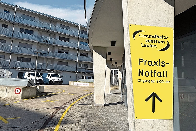 Eingang ab 17 Uhr: Der Kanton subventioniert die Rand- und Nachtöffnungszeiten im Gesundheitszentrum in Laufen mit gemeinwirtschaftlichen Leistungen von rund 850000 Franken pro Jahr. Foto: Gaby Walther