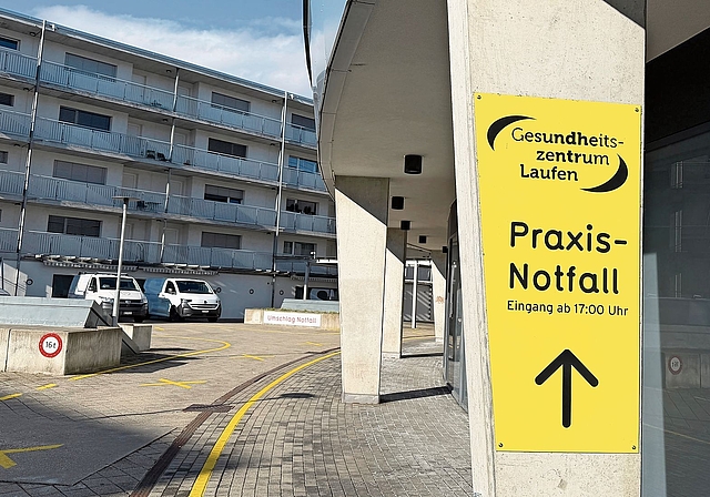 Eingang ab 17 Uhr: Der Kanton subventioniert die Rand- und Nachtöffnungszeiten im Gesundheitszentrum in Laufen mit gemeinwirtschaftlichen Leistungen von rund 850000 Franken pro Jahr. Foto: Gaby Walther