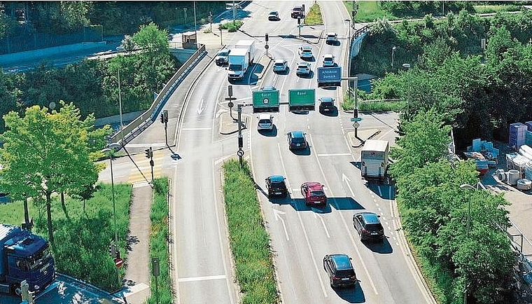 Ungeeignet: Die Verhältnisse auf der stark befahrenen Bruggstrasse über die Autobahn A18 sind für Fahrradfahrende gefährlich. Foto: zVg