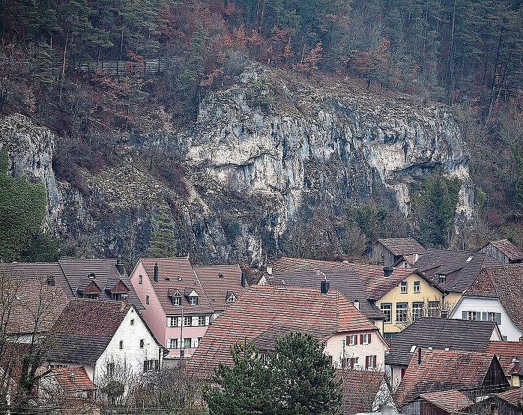 Schutzbauten Dorfholle: In diesen Tagen wird damit begonnen. Es ist eine Investition von einer halben Million Franken. Foto: Martin Staub