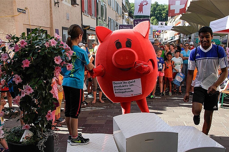 Lebendiges Sparschwein: Ohne Werbung läuft gar nichts. Lebendiges Sparschwein: Ohne Werbung läuft gar nichts.