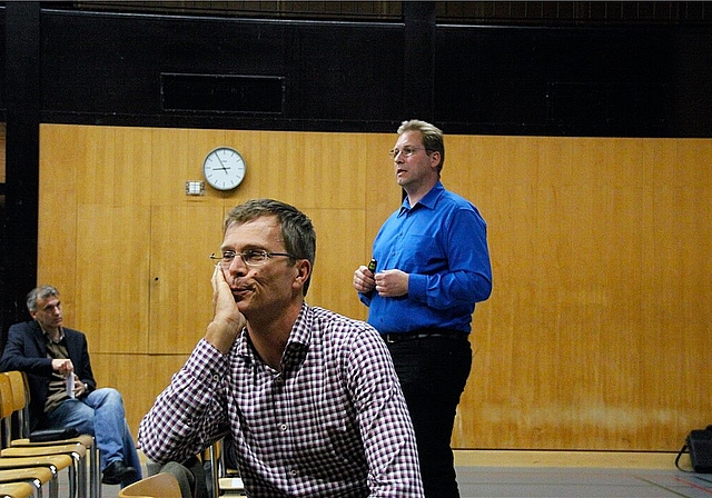 Haben einen schweren Stand: Thomas Weyer (r.) und Benjamin Szemkus (M.) unterstreichen die Vorteile der Windenergie.Foto: Gini Minonzio
