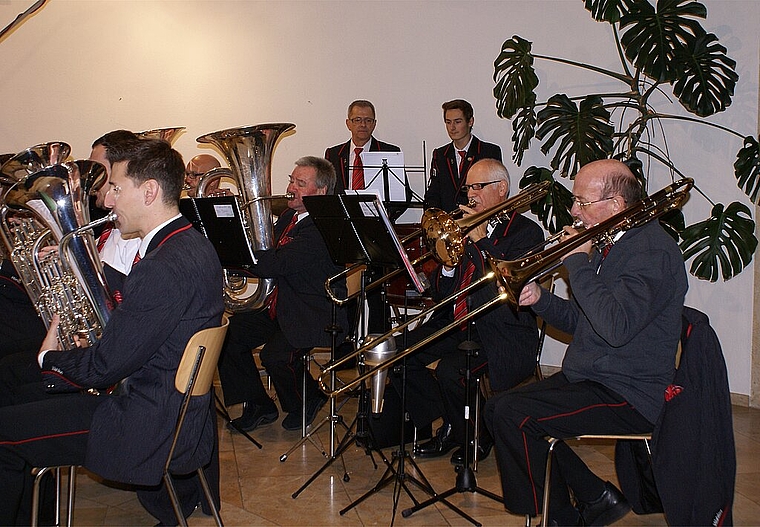 Fetziger Marsch in der Kirche: Musikverein Wahlen. Foto: Jürg Jeanloz