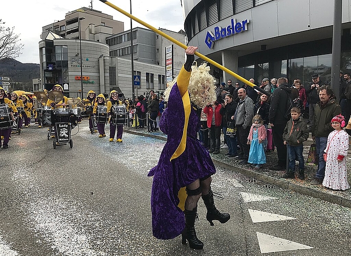 <em>Beste Tanzeinlage: </em>Der Tambourmajor der Ladykillers wirbelte auf hohen Absätzen umher.Fotos: Peter Walthard
