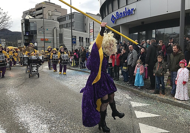 <em>Beste Tanzeinlage: </em>Der Tambourmajor der Ladykillers wirbelte auf hohen Absätzen umher.Fotos: Peter Walthard
