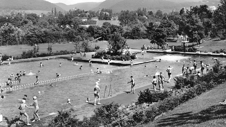 Erste Badi: Das Reinacher Gartenbad wurde 1957 eröffnet, damals noch ohne Olympiabecken und Rutschbahn. Foto: Archiv Ernst Feigenwinter (Katrin Wenger), Reinach