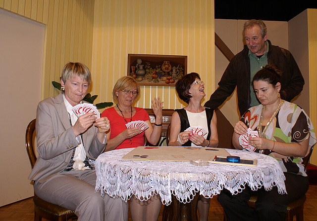 Theater am Jasstisch: Marlis, Resi, Hanni und Cecile im Gespräch mit Kommissar Benno Nietlisbach.   Foto: Jürg Jeanloz