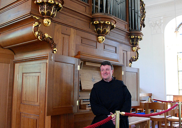 Organist: Pater Theo Flury begeisterte das Publikum mit seinem virtuosen Spiel auf der Brosy-Orgel in Erschwil.   Foto: Melanie Brêchet