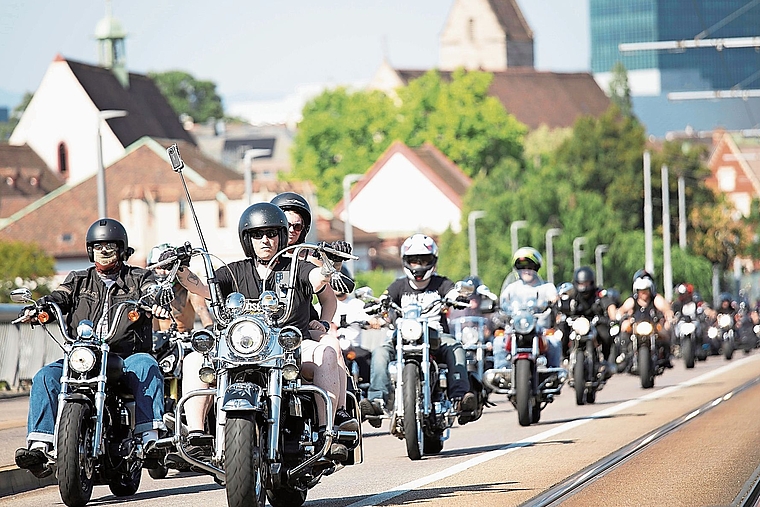Motorradparade: Am Wochenende dröhnen die Motoren auf der Wettsteinbrücke.Foto: zvg
