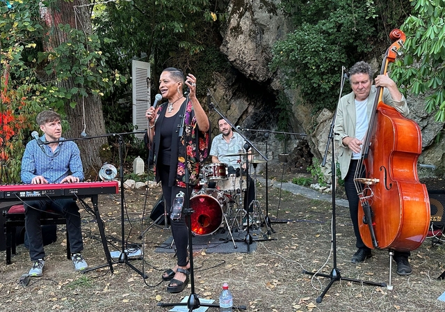 Überzeugten mit souligem Groove: Die Elias Bernet Band mit Sängerin Freda Goodlett. Foto: Christian Fink