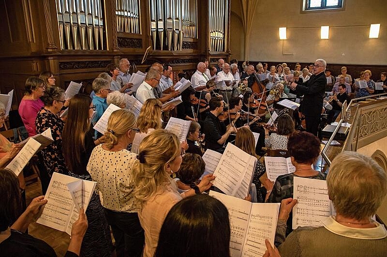 Gedränge auf der Empore: Isidor Lombriser hat jede Stimme unter Kontrolle. Foto: Martin Staub