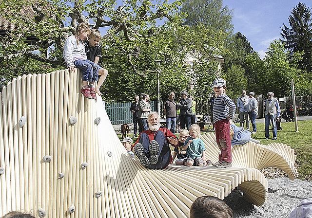 Multifunktional: Die Skulptur «Climb-Slide» wurde von Jung und Alt rege genutzt.  Foto: Thomas Brunnschweiler