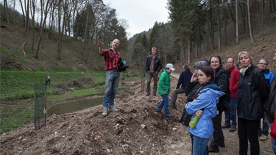 Führung durch das Brunnenbachtal: Felix Berchten (l.) erklärt den Teilnehmenden das gut gestartete Projekt. Fotos: Martin Staub 
