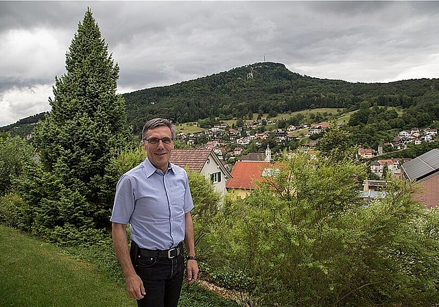 Grellinger durch und durch: Franz Meyer im Garten seines Eigenheimes über dem Dorf. Foto: Martin Staub