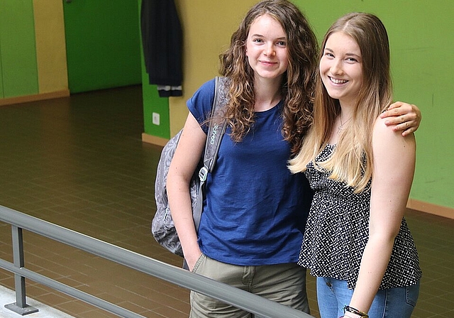 Fühlen sich wohl im Gymnasium in Laufen: Tanya Orlowsky (l.) und Cynthia Boillat. Foto: Gaby Walther
