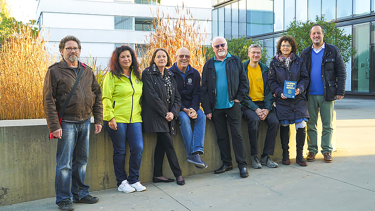 Buntes OK: Thomas Hofstetter, Daniela Grieder, Carmen Küpfer, Werner Kobel, Beda Flury (Gründungsmitglied), Ralph Spillmann, Katharina Kunz und Dieter Baumann.  FOTO: ZVG