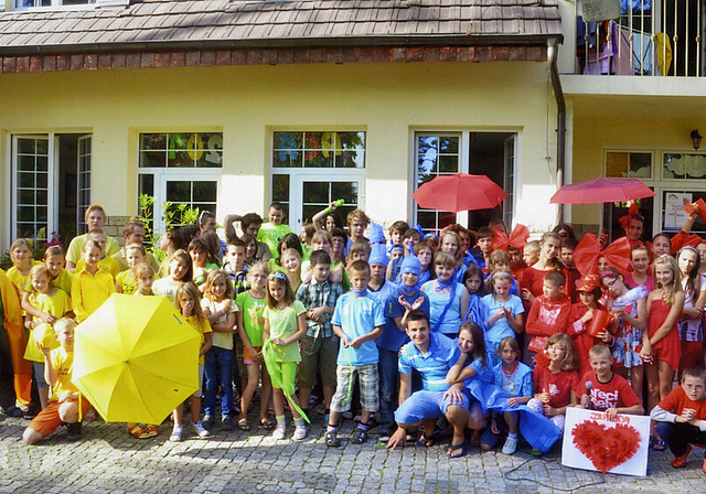 Jedes Jahr ein Höhepunkt: Insgesamt über 400 Kinder aus Polen, Litauen und Weissrussland verbringen einige Sommertage im Kinder- und Waisenheim Augustów. Hier zu sehen eine der Gruppen.  Foto: zvg