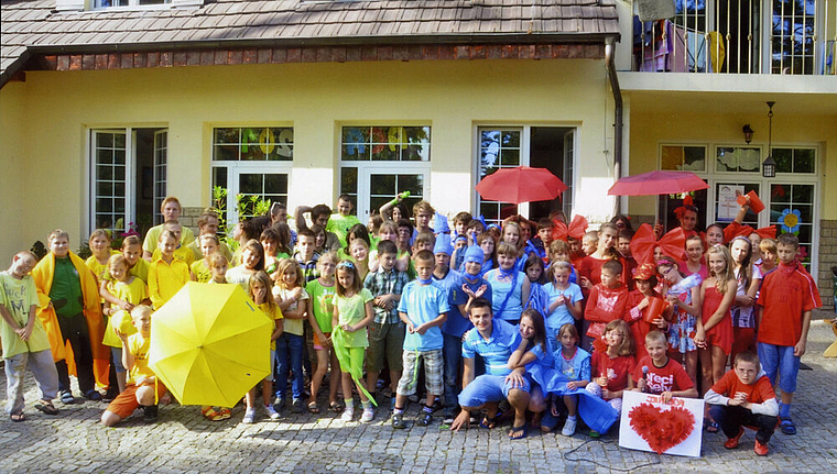 Jedes Jahr ein Höhepunkt: Insgesamt über 400 Kinder aus Polen, Litauen und Weissrussland verbringen einige Sommertage im Kinder- und Waisenheim Augustów. Hier zu sehen eine der Gruppen. Foto: zvg