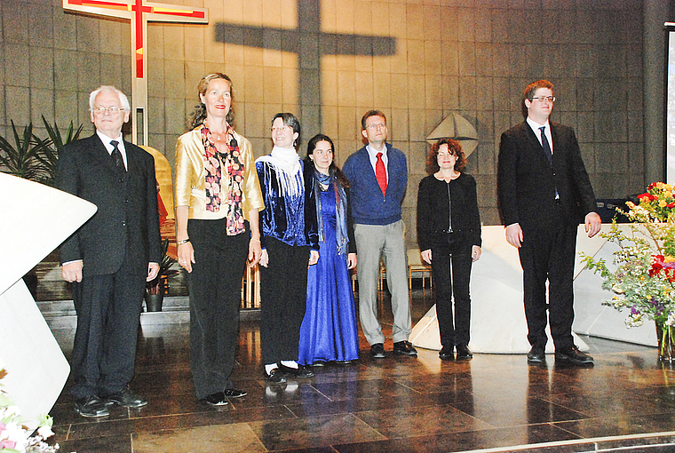 Der Komponist und die Aufführenden: Robert Heeb, Marion Ammann und Marianne Lander (Sopran), Agnes Greiner (Alt), Meinert Rahn (Tenor), Tatjana Fuog (Orgel), Raphael Müller (Bass) (v. l.)  Foto: Thomas Brunnschweiler