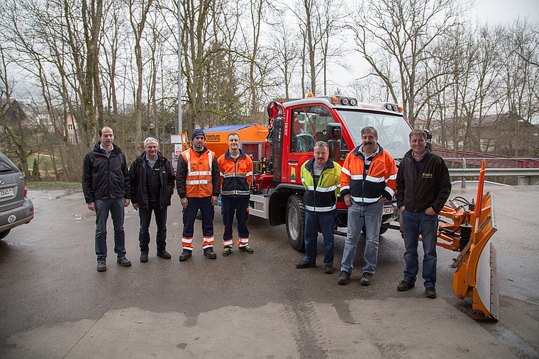 Das Fahrzeug und die Beteiligten: (v.l.) Marco Studer, Geschäftsleiter Aebi AG, Josef Christ, Gemeindepräsident, Imran Fejzulahovic, Lorenz Stegmüller, Heinz Roos, Alex Stalder, Rolf Kettl, Firma Kettl Landmaschinen AG.