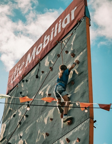 Ein Highlight für Höhenfans: An der Kletterwand konnten Kinder herausfinden, wie sie am geschicktesten nach ganz oben gelangten. Foto: zvg / Andrea Martin