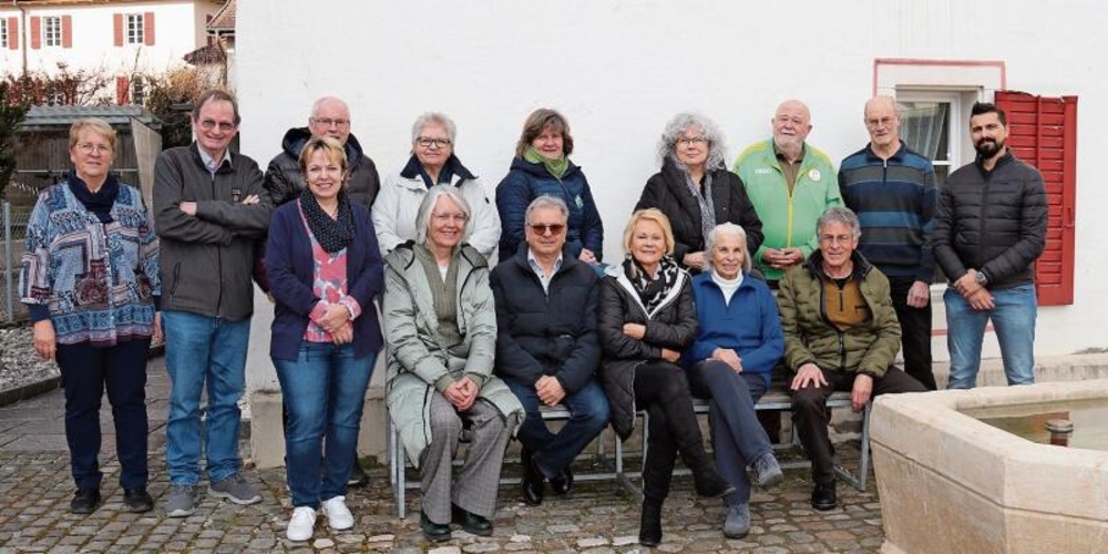 Treffen zum Austausch: die freiwilligen Fahrerinnen und Fahrer sowie die Fachleiterinnen IBBS Laufental, Bea Aberle (3. v. l.) und Vreni Giger (vorne, 4. v. l.). Foto: Gaby Walther