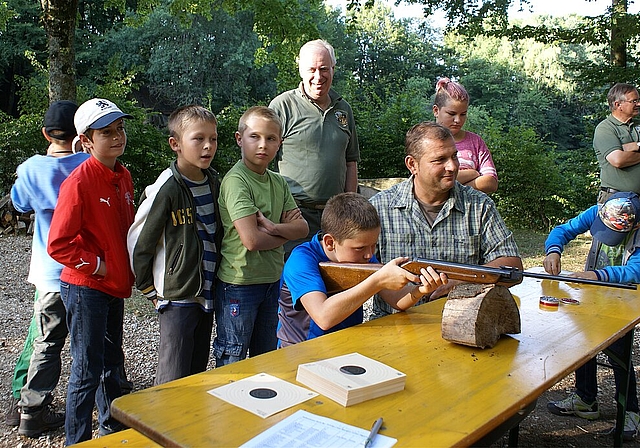 Macht Riesenspass: Max Cueni überwacht das Luftgewehrschiessen. Fotos: Jürg Jeanloz 

