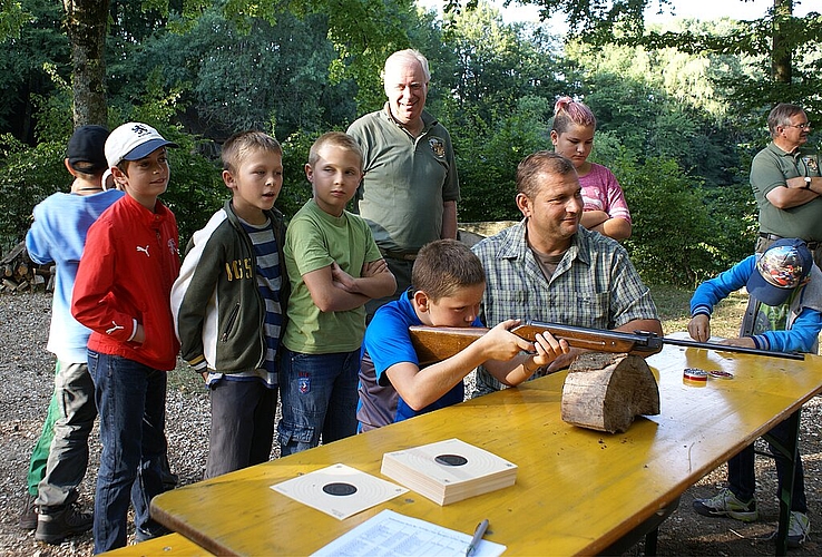 Macht Riesenspass: Max Cueni überwacht das Luftgewehrschiessen. Fotos: Jürg Jeanloz 
