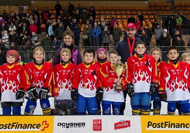 Erfolgreich: Die Laufner Eisfüchse präsentieren stolz ihre Medaillen und den Pokal. Foto: Photopress/Dominik Baur