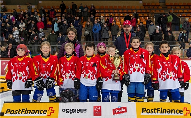 Erfolgreich: Die Laufner Eisfüchse präsentieren stolz ihre Medaillen und den Pokal. Foto: Photopress/Dominik Baur