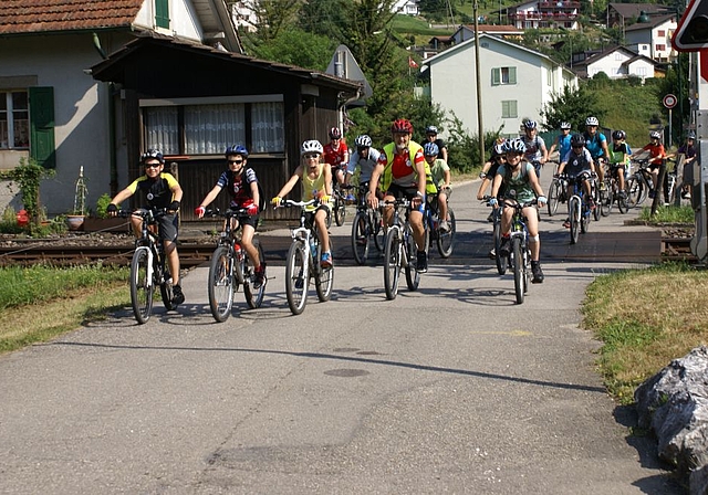 Über das Bahngeleise kommend: Das Mountainbike-Team im Riederwald. 