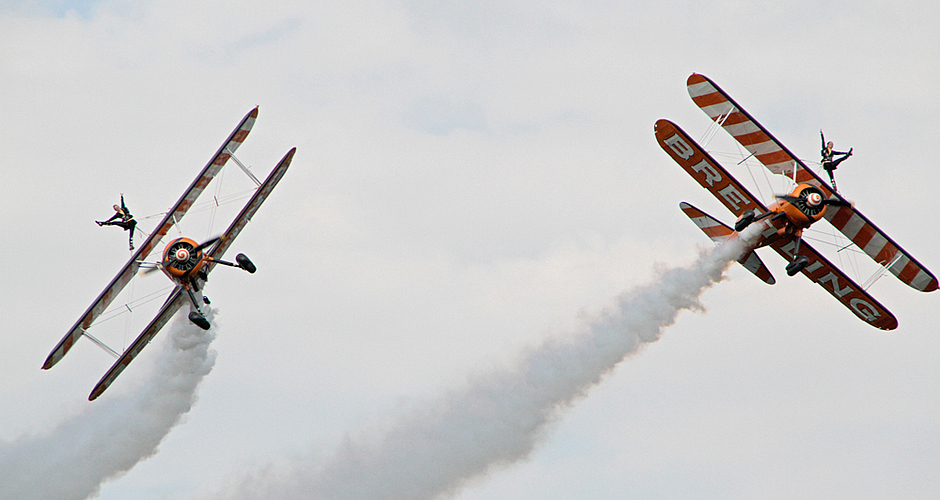 Breitling Wingwalkers: Die beiden wagemutigen Damen tanzen wie Balletteusen auf den Flügeln der beiden Flugzeuge aus den 1940er-Jahren.  Fotos: Martin Staub