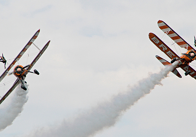 Breitling Wingwalkers: Die beiden wagemutigen Damen tanzen wie Balletteusen auf den Flügeln der beiden Flugzeuge aus den 1940er-Jahren.  Fotos: Martin Staub