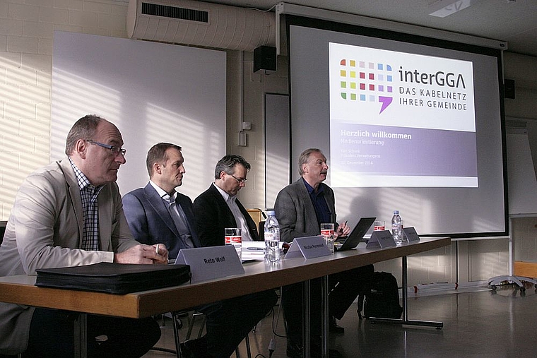 Unter Druck: Reto Wolf (Gemeindepräsident Therwil, Sprecher der Aktionärsgemeinden), Nicolas Perrenoud (CEO Quickline AG), Gregor Schmid (CEO InterGGA AG) und Karl Schenk (Verwaltungsratspräsident InterGGA AG). Foto: Lukas Hausendorf