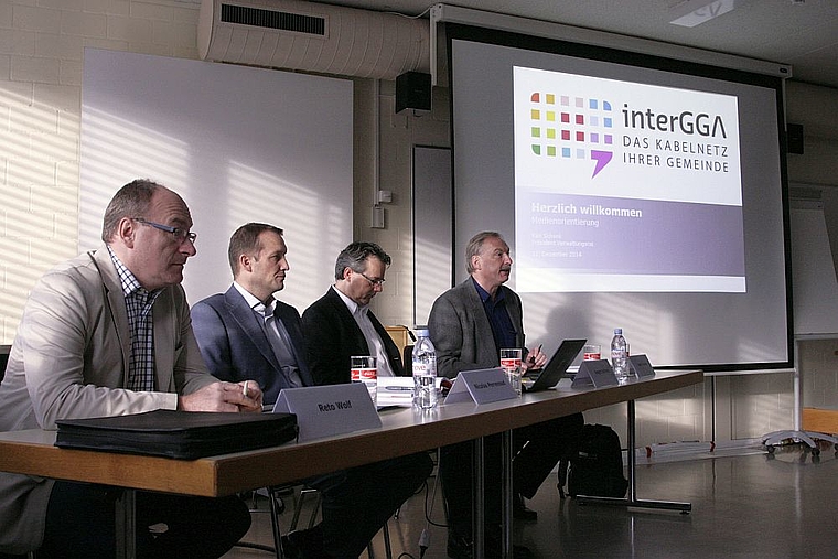 Unter Druck: Reto Wolf (Gemeindepräsident Therwil, Sprecher der Aktionärsgemeinden), Nicolas Perrenoud (CEO Quickline AG), Gregor Schmid (CEO InterGGA AG) und Karl Schenk (Verwaltungsratspräsident InterGGA AG).  Foto: Lukas Hausendorf