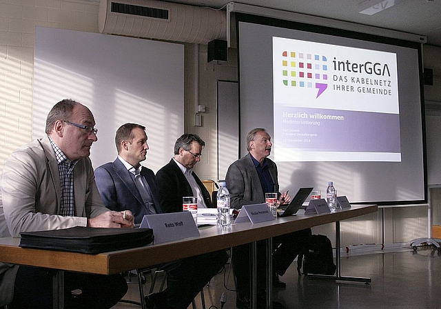 Unter Druck: Reto Wolf (Gemeindepräsident Therwil, Sprecher der Aktionärsgemeinden), Nicolas Perrenoud (CEO Quickline AG), Gregor Schmid (CEO InterGGA AG) und Karl Schenk (Verwaltungsratspräsident InterGGA AG).  Foto: Lukas Hausendorf