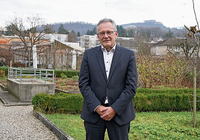 Tritt ab: Lorenz Altenbach im Garten des Klosters Dornach, dessen Stiftungsrat er 20 Jahre lang präsidierte.Foto: Tobias gfeller