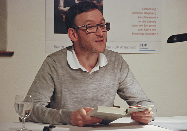 Äusserst unterhaltsam: Der Autor Thomas Meyer während der Lesung in der Trotte.  Foto: Thomas Brunnschweiler