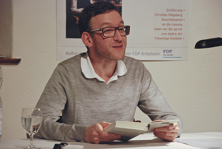 Äusserst unterhaltsam: Der Autor Thomas Meyer während der Lesung in der Trotte. Foto: Thomas Brunnschweiler