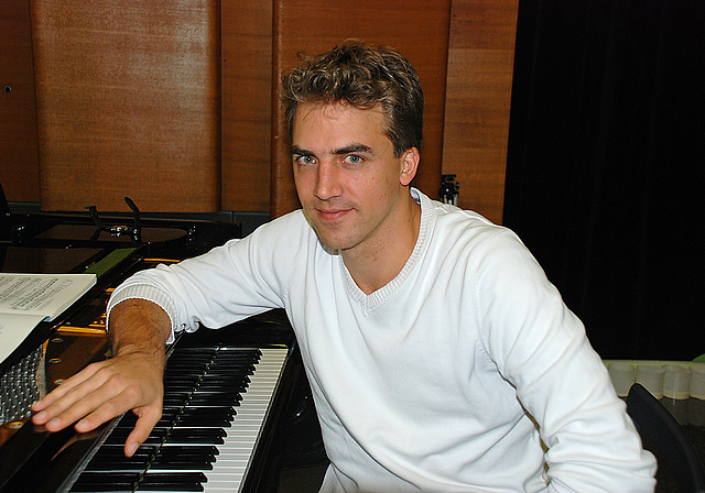 Kraftvoller und doch subtiler Anschlag: Der Pianist Benjamin Engeli bei der Probe. Foto: Thomas Brunnschweiler